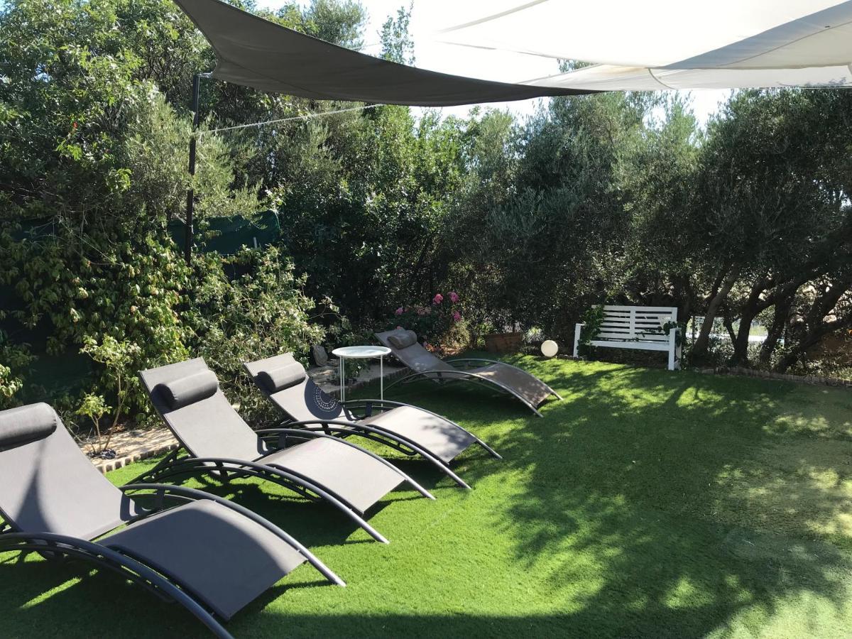 D Hotes Au Coeur Des Oliviers Homestay *